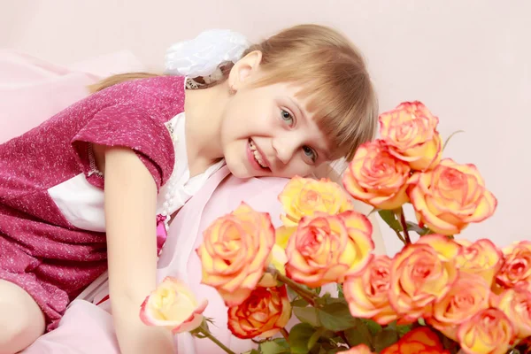 Menina com um buquê de rosas de chá . — Fotografia de Stock