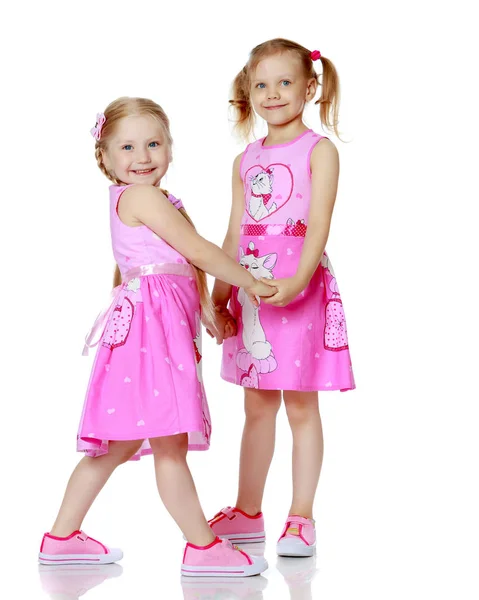 Две милые маленькие девочки в полном росте — стоковое фото