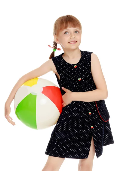 Meisje speelt met een bal — Stockfoto