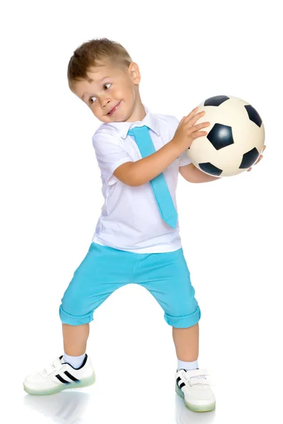 Um menino está brincando com uma bola . — Fotografia de Stock