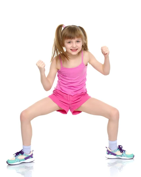 Uma menina mostra seus músculos . — Fotografia de Stock