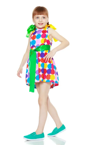 Malá holčička v šatech s vzorem z multi-barevné kruhy — Stock fotografie