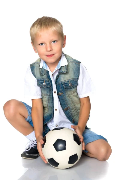 Маленький мальчик играет с футбольным мячом . — стоковое фото
