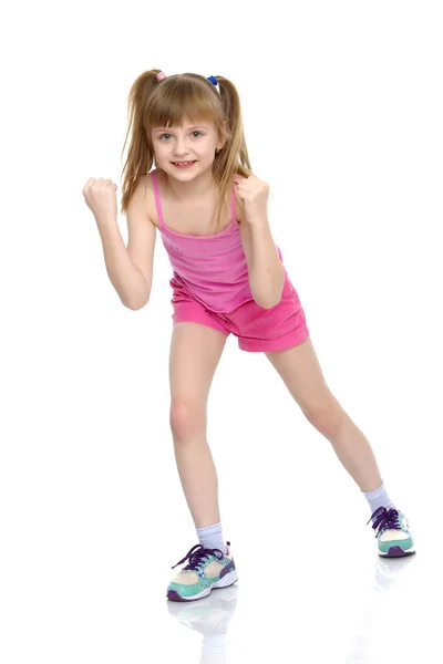 Una niña pequeña muestra sus músculos . —  Fotos de Stock
