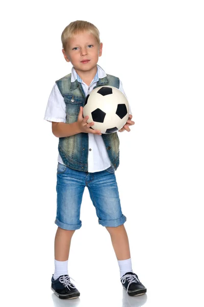 Petit garçon joue avec un ballon de foot . — Photo