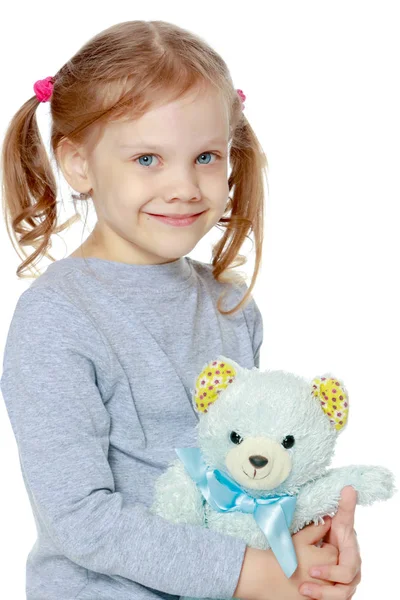 Petite fille avec ours en peluche — Photo