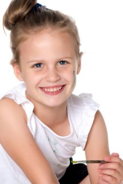 Küçük bir kız boya ve fırça ile boya.