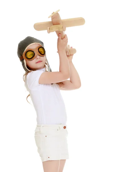 Menina com um avião de madeira na mão . — Fotografia de Stock