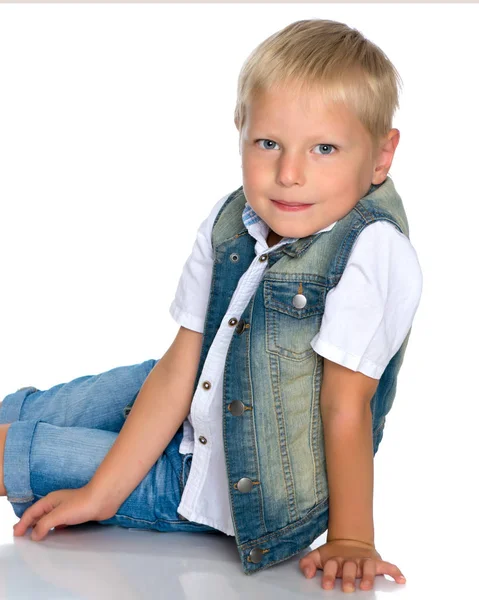 Kleiner Junge sitzt auf dem Boden — Stockfoto