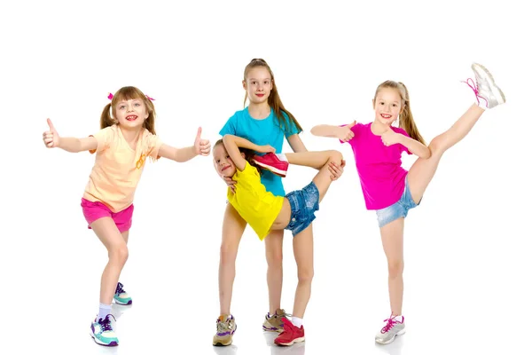 Un grupo de chicas gimnastas realizan ejercicios . — Foto de Stock