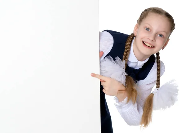 Meisje vertoont een vinger op een witte banner. — Stockfoto