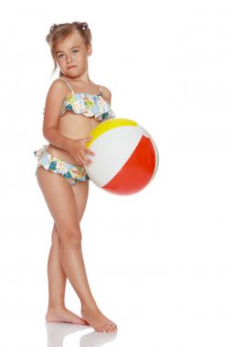 Topla mayo giymiş küçük bir kız