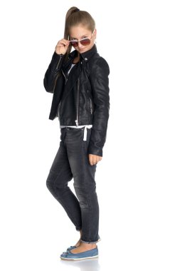 Bir deri ceket ve gözlük bir genç kız