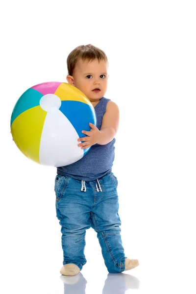 Um menino está brincando com uma bola . — Fotografia de Stock