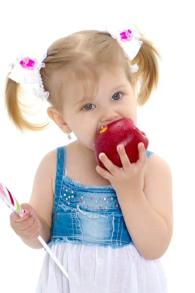 苹果的小女孩 — 图库照片