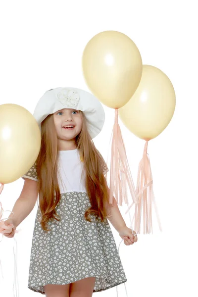 Menina está brincando com um balão — Fotografia de Stock