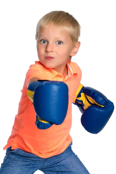 Petit garçon en gants de boxe . — Photo