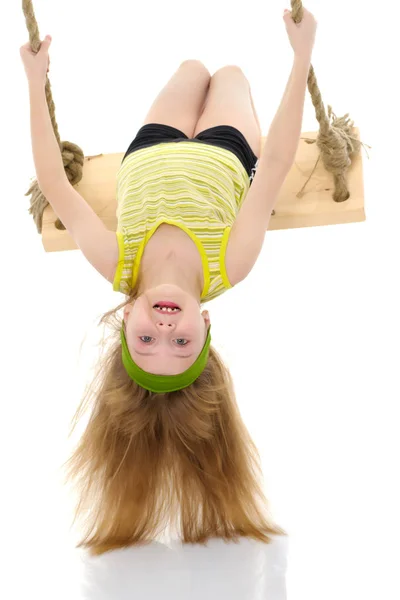 Niña balanceándose en un columpio — Foto de Stock