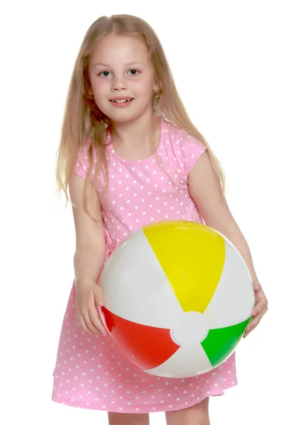 Menina está brincando com uma bola — Fotografia de Stock