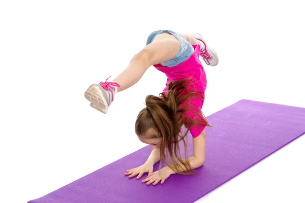 Una gimnasta realiza una postura de ejercicio en sus antebrazos. — Foto de Stock