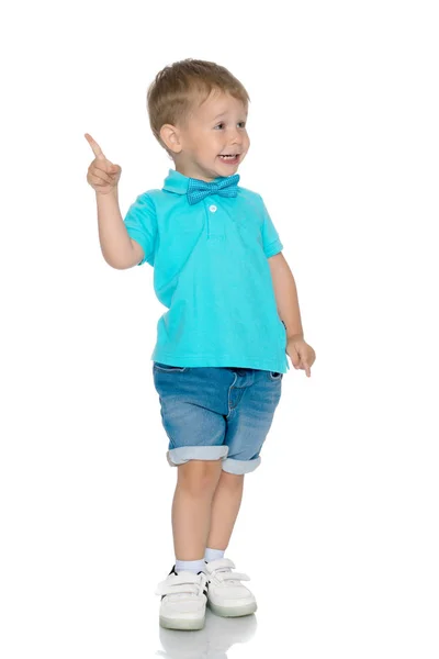 Kleine jongen vertoont een vinger — Stockfoto