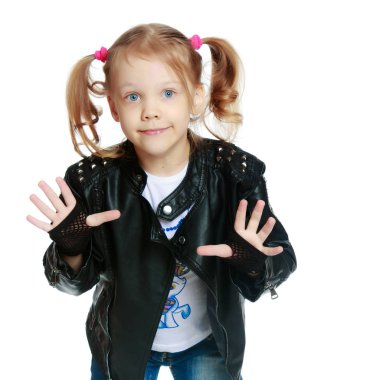 Küçük kız gesticulating.