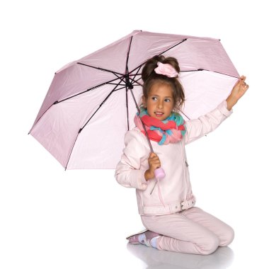 küçük kız şemsiye altında.