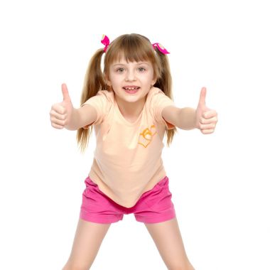 Küçük kız başparmağını kaldırıyor