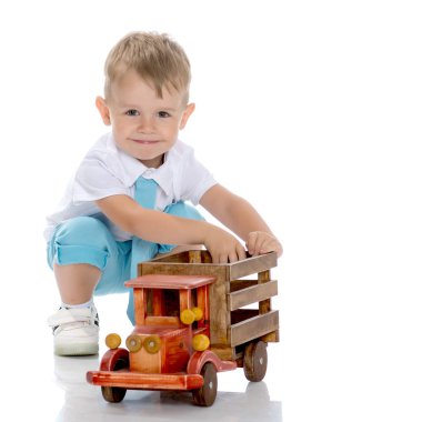 Küçük bir çocuk oyuncak bir arabayla oynuyor..