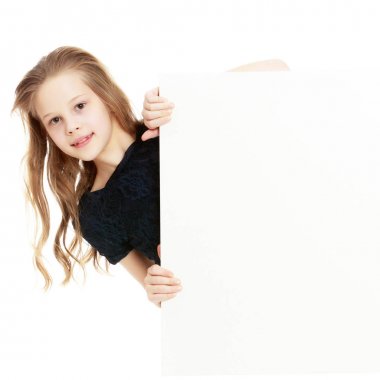 Kız dışarı arkasından afiş iletiye göz atar.