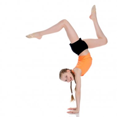 Jimnastikçi bükülmüş bacaklarıyla amuda kalkar..