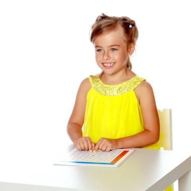 Küçük bir kız Montessori dersleri alıyor..