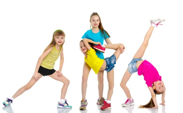 En grupp flickor gymnaster utföra övningar. — Stockfoto