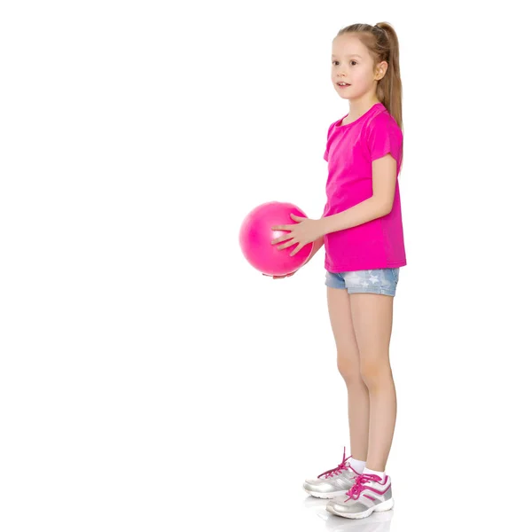 Niña se dedica a la aptitud con una pelota. — Foto de Stock