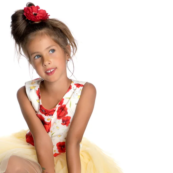 Modieus klein meisje in een jurk — Stockfoto