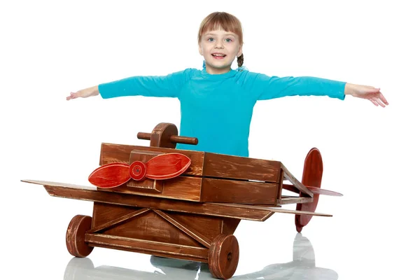 Dziewczynka bawi się z samolotem duża zabawka. — Zdjęcie stockowe
