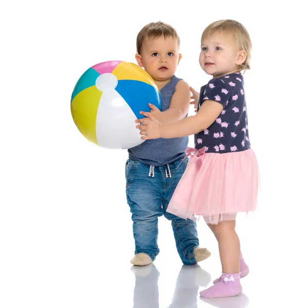 Peuter jongen en meisje met bal spelen. — Stockfoto