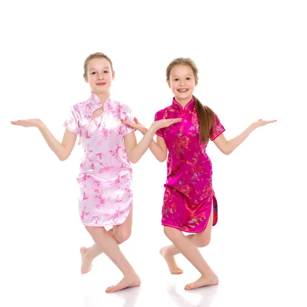 Mädchen sind Schwestern in chinesischen Nationalkleidern. — Stockfoto