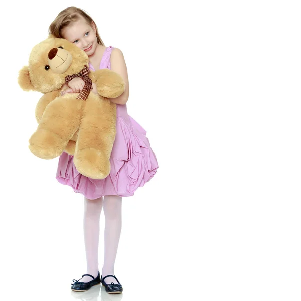 Belle petite fille 5-6 ans.Elle tient un grand bea en peluche — Photo