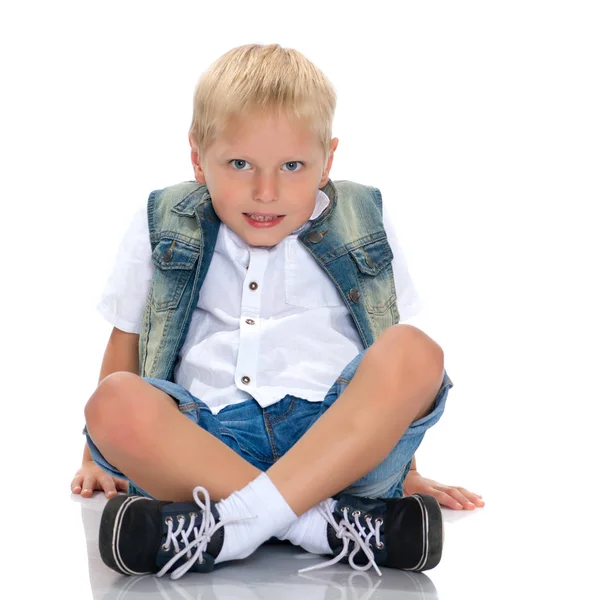 Liten pojke sitter på golvet — Stockfoto