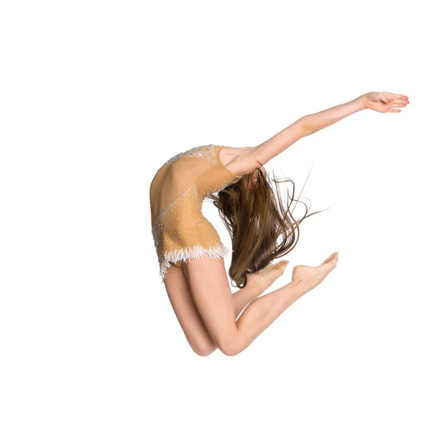 La chica gimnasta realiza un salto . —  Fotos de Stock