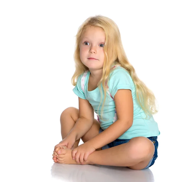 Kleines Mädchen sitzt auf dem Boden. — Stockfoto