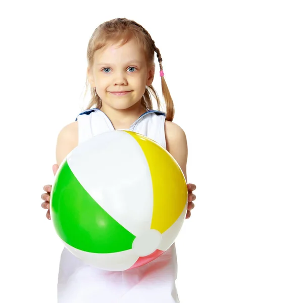 Kleines Mädchen spielt mit einem Ball — Stockfoto