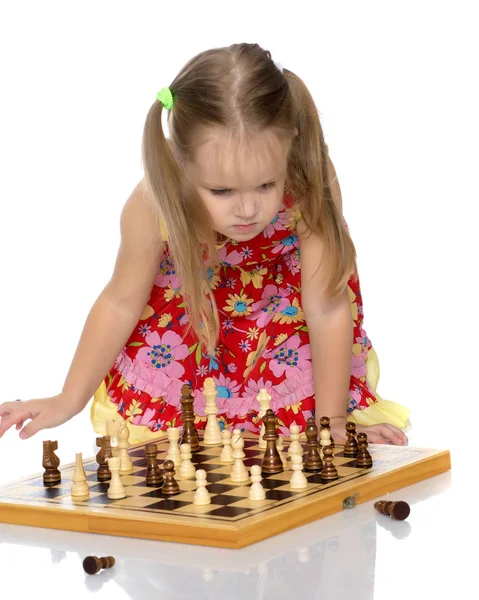 Mała dziewczynka gra w szachy — Zdjęcie stockowe