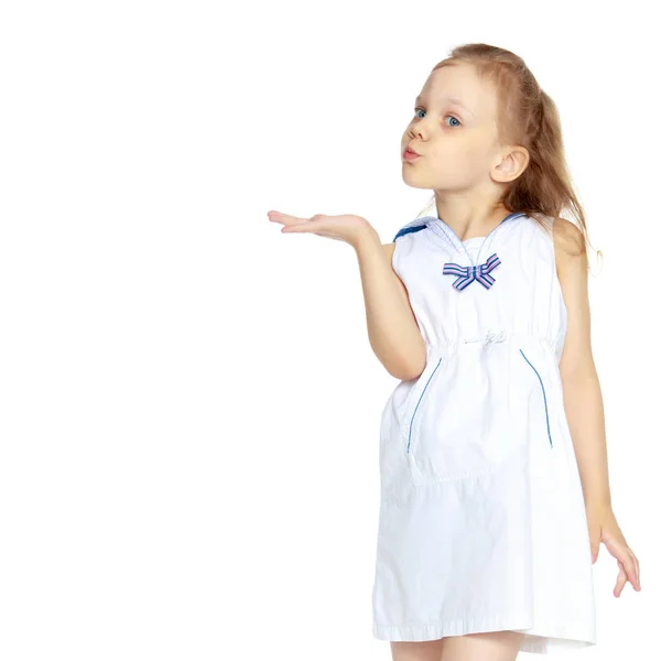 Маленькая девочка показывает палец — стоковое фото