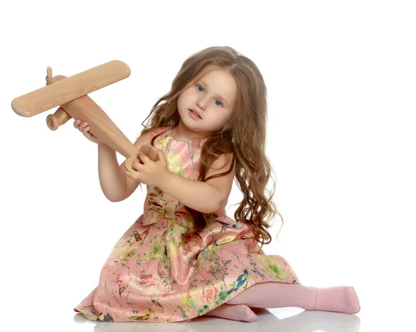 Niña con un avión en la mano . — Foto de Stock