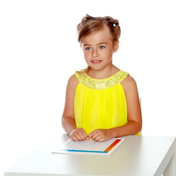 A little girl is studying Montessori stuff. — Stock Photo, Image