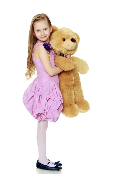 Belle petite fille 5-6 ans.Elle tient un grand bea en peluche — Photo