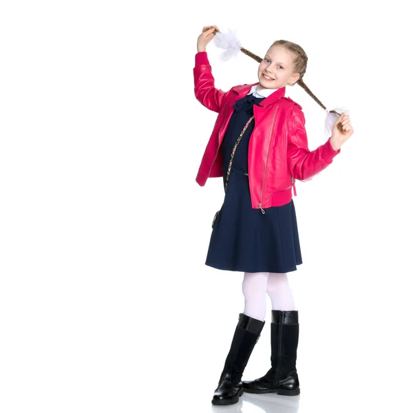 La niña está tirando de sí misma en trenzas . — Foto de Stock