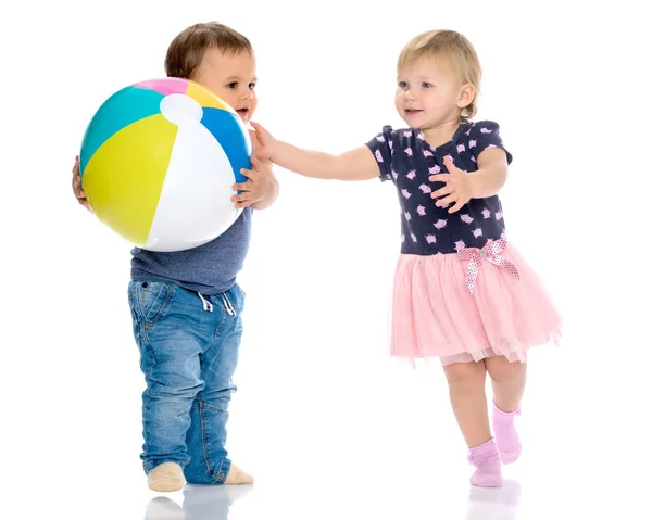 Peuter jongen en meisje met bal spelen. — Stockfoto